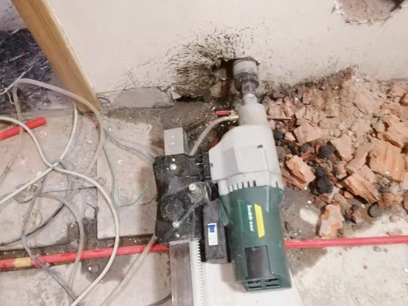 附近專業(yè)水鉆打孔電話，鉆頭卡住怎么辦，打大孔不好開鉆怎么辦